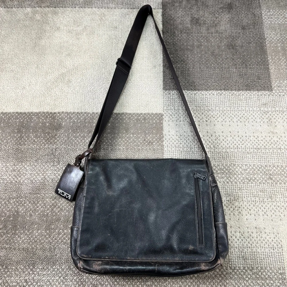 Tumi 96971BHR Brown Distressed Leather Messenger Crossbody Bag Mens Work Travel